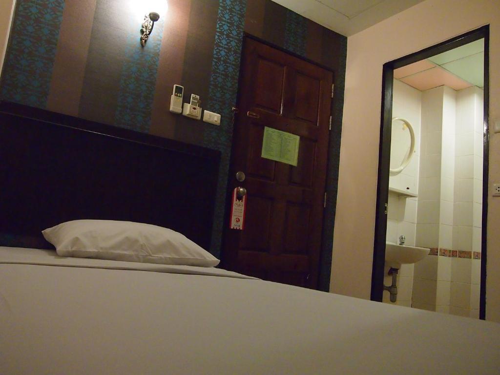Four Sons Inn Bangkok Phòng bức ảnh